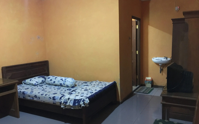 Hotel Alami near Alun-Alun Klaten by ZUZU