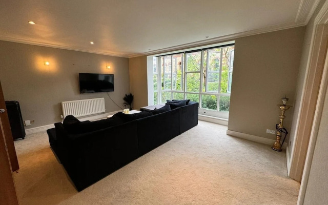 Luxury Apartment In London - Pool Spa & Gym