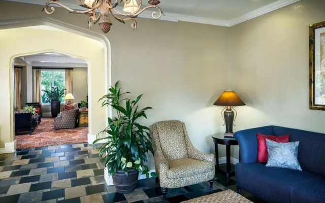 Plaza Inn & Suites at Ashland Creek