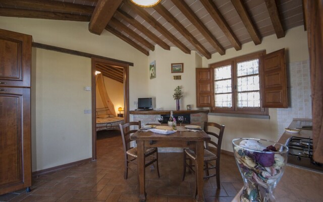 Cozy Holiday Home in Castiglion Fiorentino with Jacuzzi