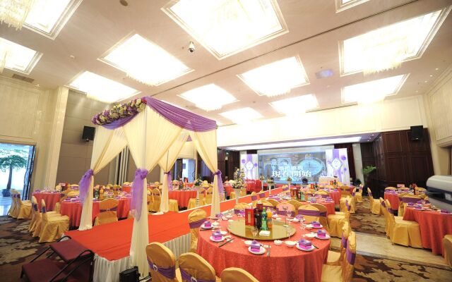 Noble Crown Hotel
