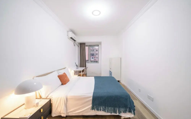 Tyms 4BR 2BA APT Riverside