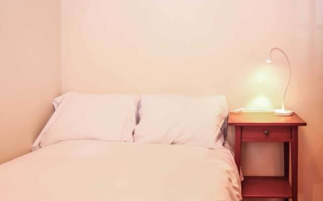 Traditional 1 Bedroom Apartment In Sleepy Alfama