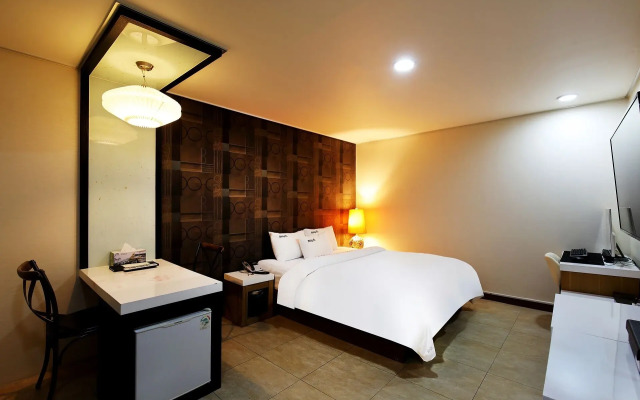 White Tourist Hotel