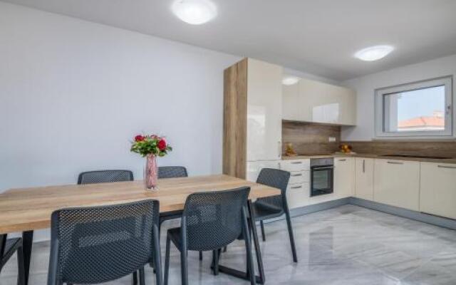 Elle Luxury Apartments Vanta?I?I