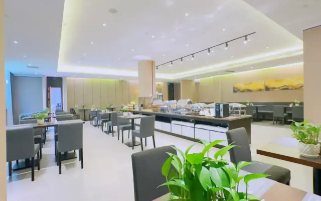 Homeinn Plus Hotel (Dunhua Railway Station)