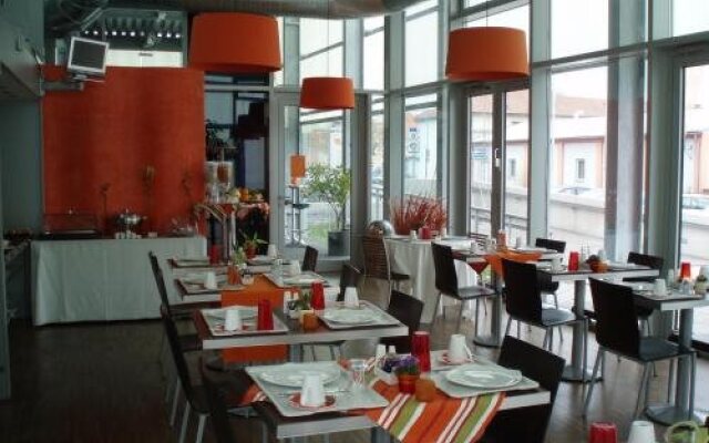 Orange Wings Krems