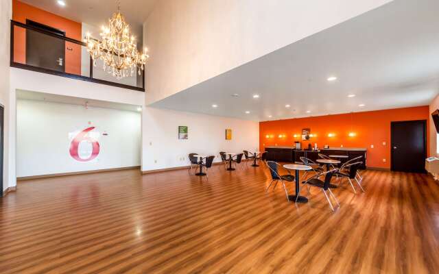 Motel 6 Jourdanton, TX