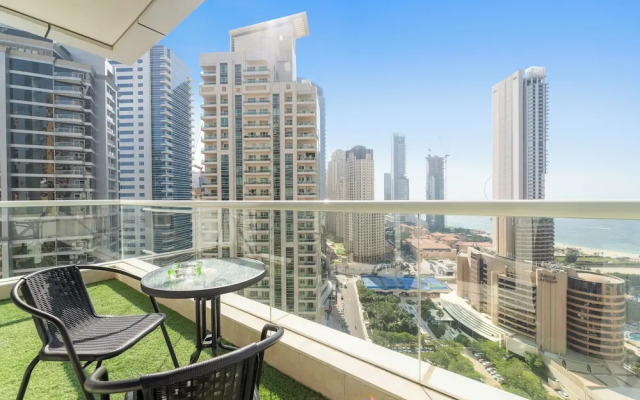 HiGuests - Exceptional Apt with Furnished Terrace By the Sea