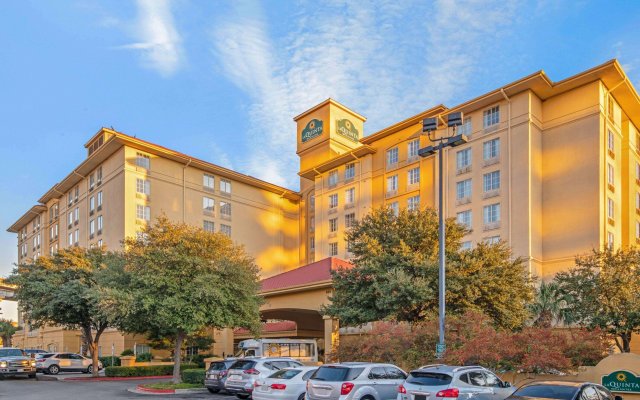 La Quinta Inn & Suites by Wyndham San Antonio Airport