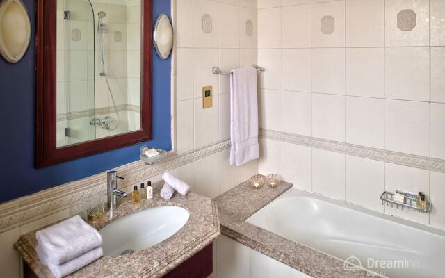 The Palm Jumeirah Villas - Frond E by LUX Holiday Home