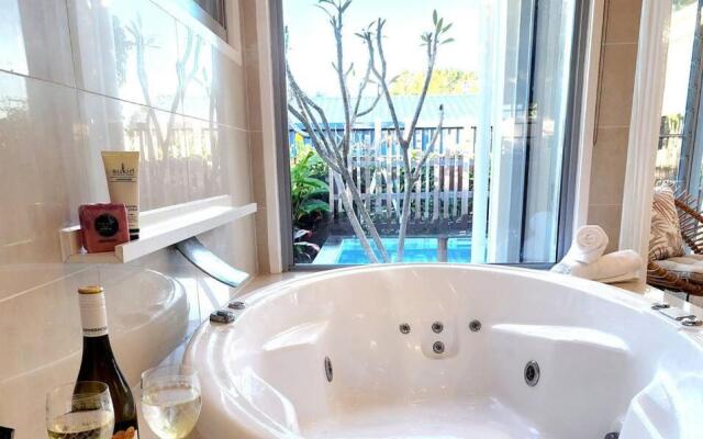 Beachside Tropical Oasis with Pool 4 Bed / 3 Bath