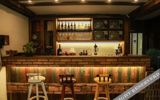 Xiandu Songge Xianrenju Hostel