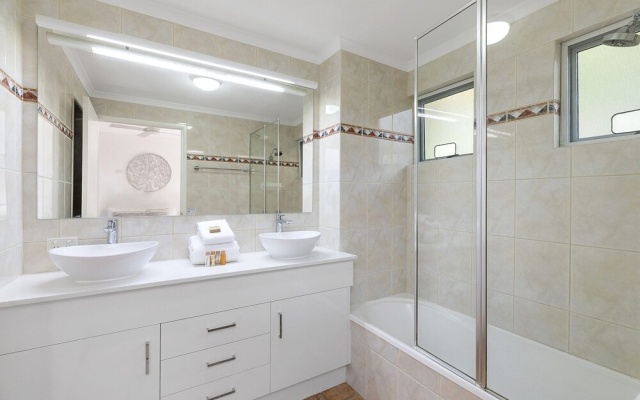 Impressive Views of Noosa - Unit 8 Taralla, 16 Edgar Bennett Avenue Noosa Heads – Bathroom – Noosa Heads