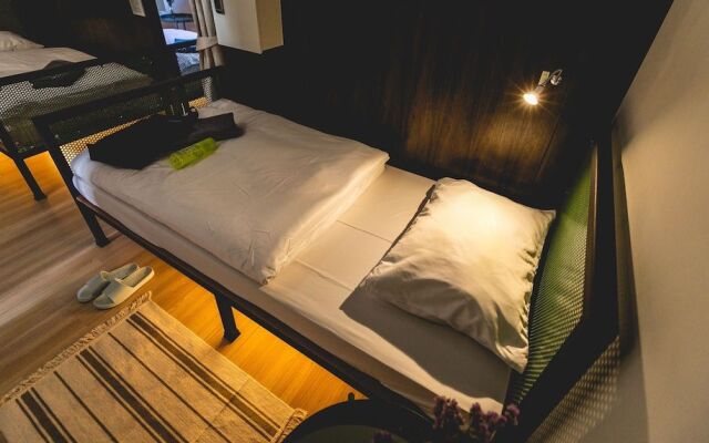 Post Factory Bed & Breakfast Sathorn Hostel - Adults Only