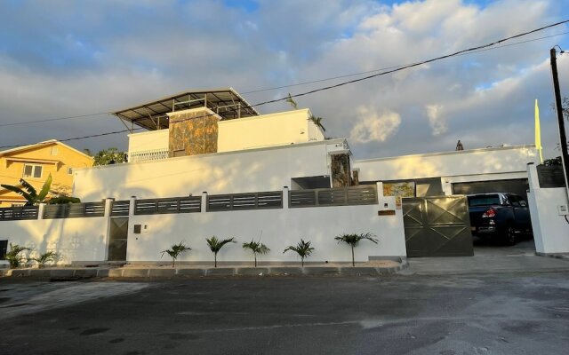 Spacious 4-bed Villa in Flic en Flac Roof top bar