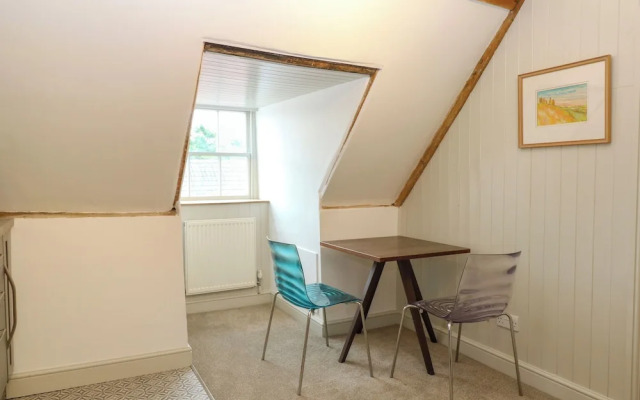 Apartment 4 Chameleon House