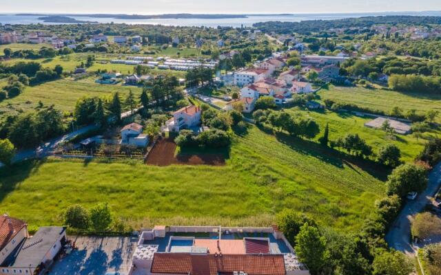 Villa in Valbandon With Swimming Pool