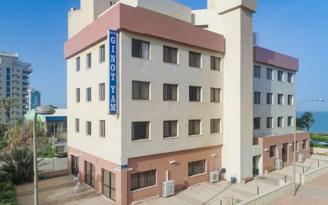 Ginot Yam Hotel