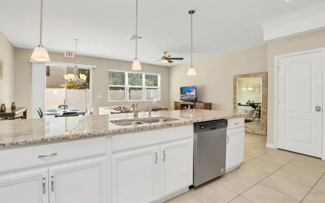 Crown Villa Compass Bay