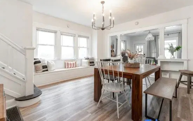 Spacious Duplex for 14 in Downtown