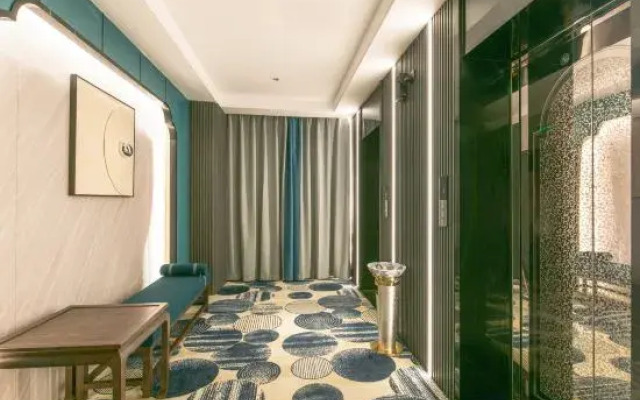 Sunshine Holiday Hotel