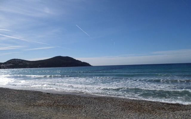 Apartment With 2 Bedrooms in Saint-cyr-sur-mer, With Pool Access, Furn