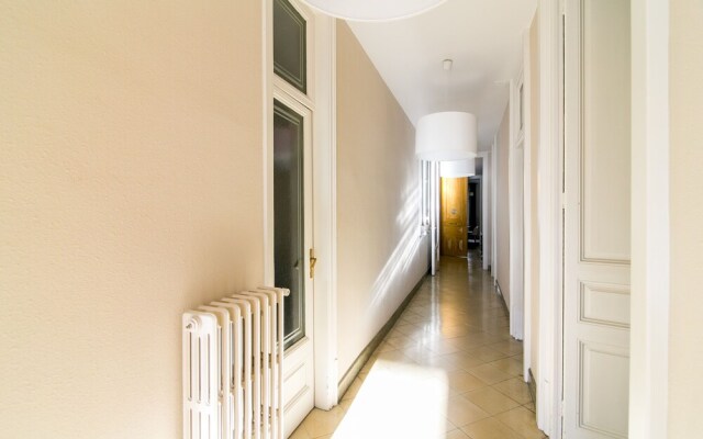 Plaza Universidad Apartments