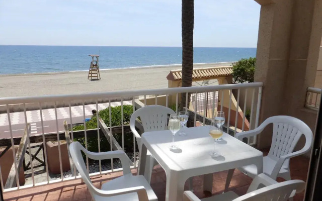 Lovely 2 Bedroom Apartment With Pool