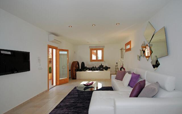 Modern Holiday Home With Private Swimming Pool