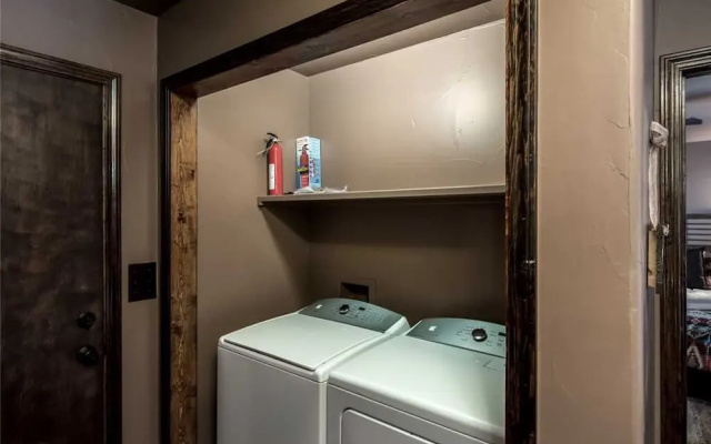 Fifth Dimension - Two Bedroom Cabin with Hot Tub