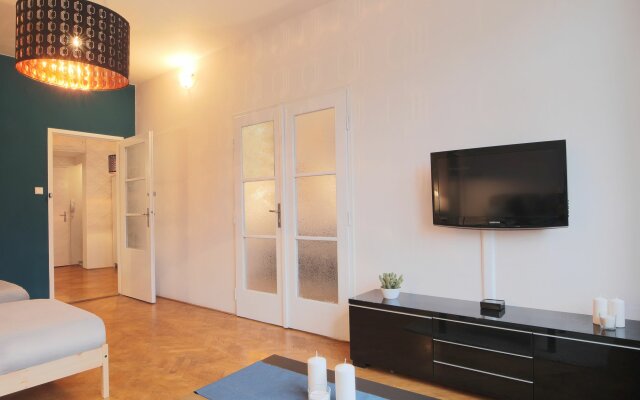 City Center Apartment for 7 people walking distance to Old Town by easyBNB