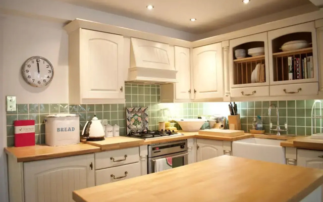 Central, Garden Flat, Sleeps 4, Perfect Location