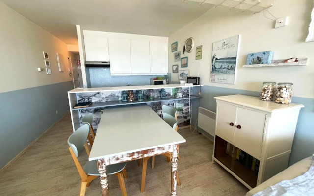 Cozy One-bedroom Apartment With sea View