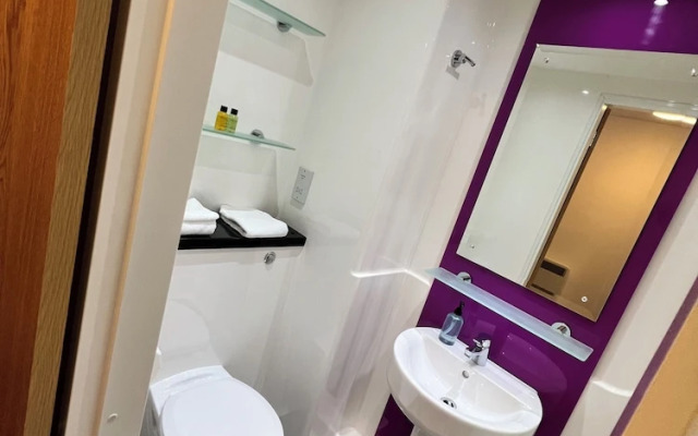 Ensuite Room @ Astor House by Pureserviced