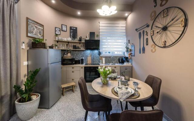 Deluxe Apartment No.8