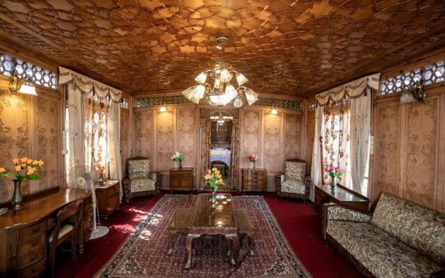 Kharpalace Group of House Boat
