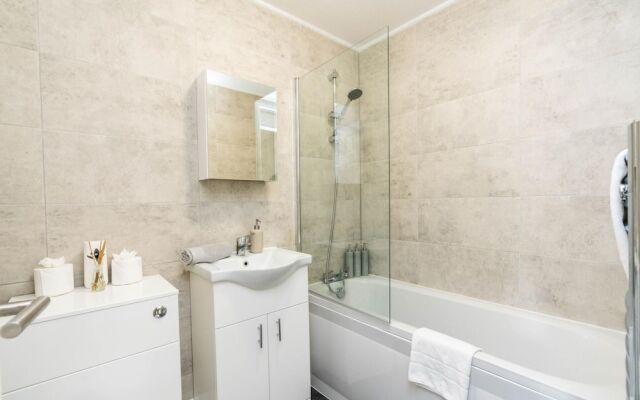 Sleek and Stylish 2BD Home With a Garden Anerley