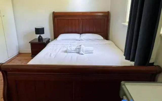 Spacious 4-Bedroom Family Home - Close to Airport & City