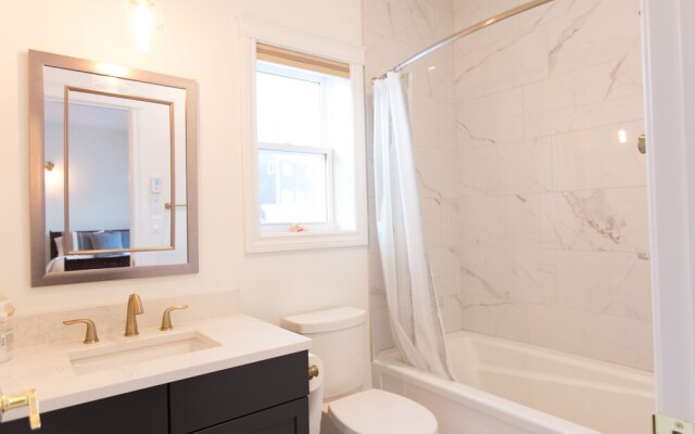 Aurora Deluxe Vacation Guest House