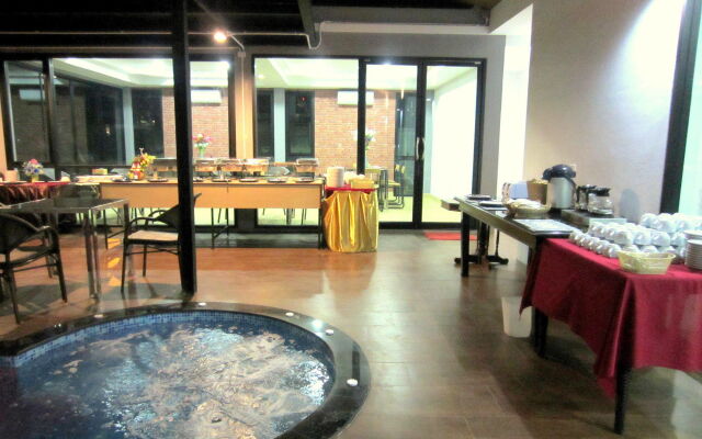 Life Grand Hotel