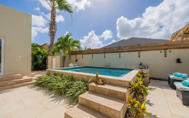 3BR 2BA Near Eagle Beach w Private Pool