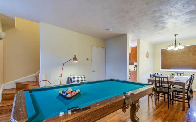 Modern Townhouse w/ Pool Table by Cozysuites