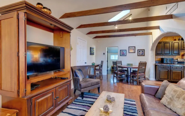 Rustic Log Cabin w/ Studio ~ 5 Mi to Pikes Peak!