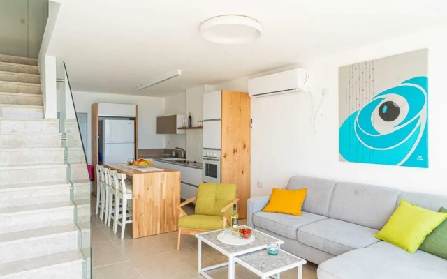 Stunning Beachfront Apt W Epic Sea Views