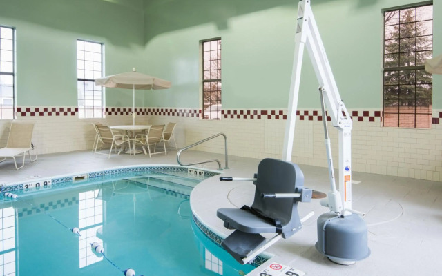 Holiday Inn Express Cleveland Airport - Brookpark by IHG