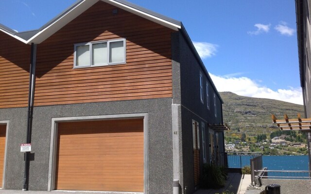 Luxury Lakefront Villa Queenstown