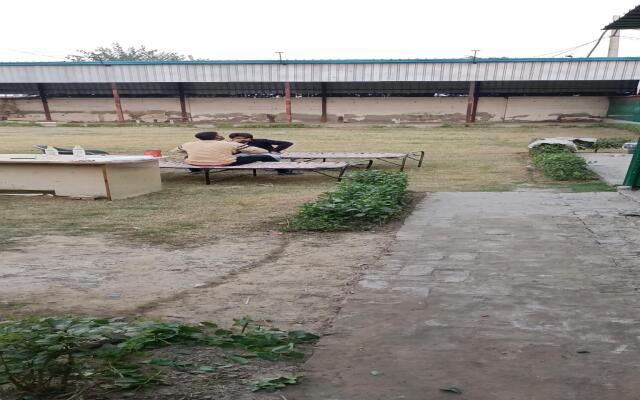 OYO HOME 84041 Hotel Friontier