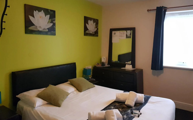OYO Go2 Gloucester Hotel