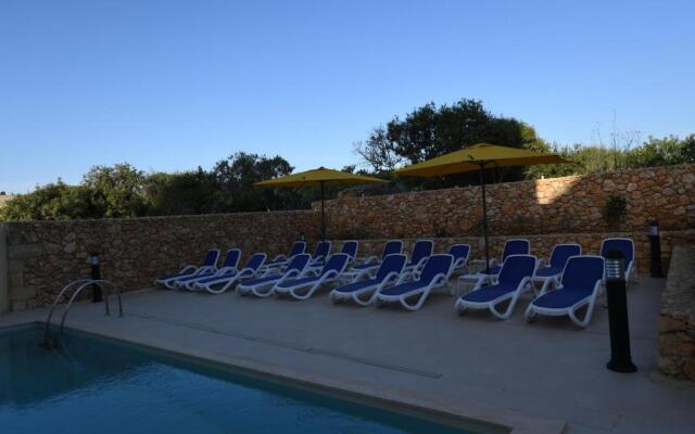Wileg 4B Luxury Two Bedroom Apartment with Shared Swimming Pool.